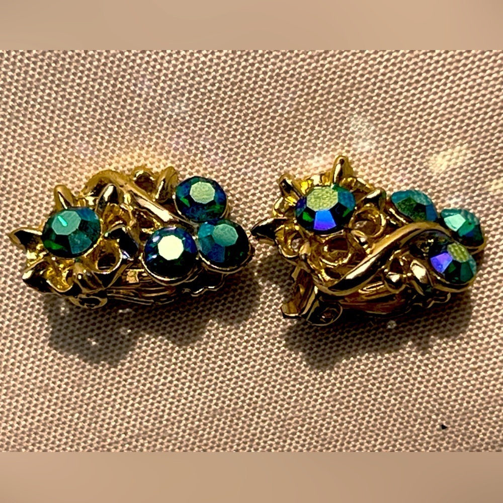 Vintage Signed Coro Gold Tone Prong Set Faceted Crystal Clip On Earrings AB